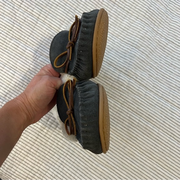 Minnetonka Grey Slippers 9 - Picture 3 of 4